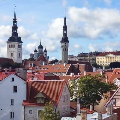 Mit der Tallinn Card, einer All-inclusive-Karte, kannst du die Stadt auf die bequemste Art und Weise erkunden, die Top-Sehenswürdigkeiten erkunden, die öffentlichen Verkehrsmittel kostenlos nutzen und von tollen Angeboten und Rabatten profitieren Tallinn | Estland