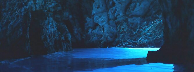 Trip Estland Reisetipps - Die Blaue Grotte von Bisevo in Kroatien ist nur per Boot erreichbar. Atemberaubend schön fasziniert dieses Naturphänomen in leuchtenden intensiven Blautönen. Ein idyllisches Highlight der vorzüglich geführten Speedboot-Tour im Adria Inselparadies, mit fantastisch facettenreicher Unterwasserwelt. Die Blaue Grotte ist ein Naturwunder, das auf der kroatischen Insel Bisevo zu finden ist. Sie ist berühmt für ihr kristallklares Wasser und die einzigartige bläuliche Farbe, die durch das Sonnenlicht in der Höhle entsteht. Die Blaue Grotte kann nur durch eine Bootstour erreicht werden, die oft Teil einer Fünf-Insel-Tour ist.