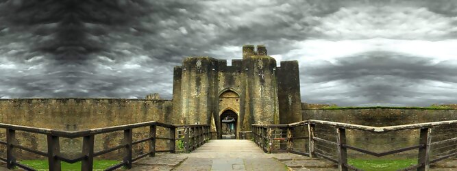 Trip Estland Reisetipps - Caerphilly Castle - ein Bollwerk aus dem 13. Jahrhundert in Wales, Vereinigtes Königreich. Mit einem aufsehenerregenden Turm, der schiefer ist wie der Schiefe Turm zu Pisa. Wie jede Burg mit Prestige, hat sie auch einen Geist, „The Green Lady“ spukt in den Gemächern, wo ihr Geliebter den Tod fand. Wo man in Wales oft – und nicht ohne Grund – das Gefühl hat, dass ein Schloss ziemlich gleich ist, ist Caerphilly Castle bei Cardiff eine sehr willkommene Abwechslung. Die Burg ist nicht nur deutlich größer, sondern auch älter als die Burgen, die später von Edward I. als Ring um Snowdonia gebaut wurden.
