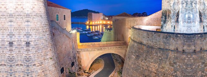 Trip Estland Stadt Urlaub - Dubrovnik - Einen Wahnsinns Panoramablick hat man von Dubrovniks Hausberg Srd. Empor geht’s ganz easy und entspannt, minutenschnell mit der Luftseilbahn. Für begeisterte GOT-Fans empfiehlt sich die speziell geführte Game-of-Thrones-Tour zu den bekanntesten Drehorten und Schauplätzen der erfolgreichen Kultserie, der Eiserne Thron ist auf der kleinen idyllischen Insel Lokrum zu bestaunen. Die beliebtesten Orte für Dubrovnik Ferien, locken mit besten Angebote für Hotels und Ferienunterkünfte mit Werbeaktionen, Rabatten, Sonderangebote für Dubrovnik Urlaub buchen. Reisedaten eingeben und Hotel Flug Mietwagen Attraktionen Taxis für eine Dubrovnik Reise flexibel buchen. Sollten sich die Pläne ändern, sind viele der Unterkünfte und Zimmer in Dubrovnik kostenfrei stornierbar.