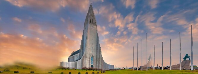Trip Estland Reisetipps - Hallgrimskirkja in Reykjavik, Island – Lutherische Kirche in beeindruckend martialischer Betonoptik, inspiriert von der Form der isländischen Basaltfelsen. Die Schlichtheit im Innenraum erstaunt, bewegt zum Innehalten und Entschleunigen. Sensationelle Fotos gibt es bei Polarlicht als Hintergrundkulisse. Die Hallgrim-Kirche krönt Islands Hauptstadt eindrucksvoll mit ihrem 73 Meter hohen Turm, der alle anderen Gebäude in Reykjavík überragt. Bei keinem anderen Bauwerk im Land dauerte der Bau so lange, und nur wenige sorgten für so viele Kontroversen wie die Kirche. Heute ist sie die größte Kirche der Insel mit Platz für 1.200 Besucher.