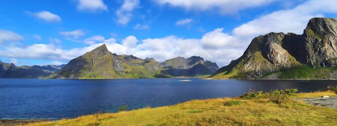 Trip Estland Reisetipps - Die Lofoten Inseln Norwegen – Skandinaviens eiskalte Schönheit fasziniert mit atemberaubenden Nordlichtern und geradezu außerirdisch imposanten Gebirgskulissen. Land der Mitternachtssonne am Polarkreis, ein Paradies für Wanderer, Naturfreunde, Hobbyfotografen und Instagram er/innen. Die Lofoten gehören zu Norwegen und liegen nördlich des Polarkreises. Erfahren Sie hier, was für eine einzigartige Landschaft die Lofoten zu bieten haben und was Sie dort erwartet. Vorsicht akutes Fernweh! Die meisten von Ihnen kennen wahrscheinlich die Lofoten. Man stellt sich malerische Fischerdörfer vor, umgeben von hohen Bergen und tiefblauen Fjorden.