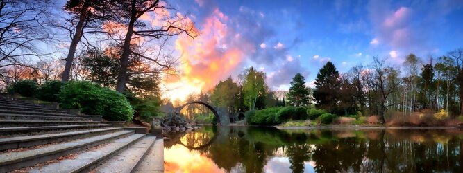 Trip Estland Reisetipps - Teufelsbrücke wird die Rakotzbrücke in Kromlau, Deutschland, genannt. Ein mystischer, idyllischer wunderschöner Ort; eine wahre Augenweide, wenn sich der Brücken Rundbogen im See spiegelt und zum Kreis vervollständigt. Ein märchenhafter Besuch, im blühenden Azaleen & Rhododendron Park. Der Azaleen- und Rhododendronpark Kromlau ist ein ca. 200 ha großer Landschaftspark im Ortsteil Kromlau der Gemeinde Gablenz im Landkreis Görlitz. Er gilt als die größte Rhododendren-Freilandanlage als Landschaftspark in Deutschland und ist bei freiem Eintritt immer geöffnet. Im Jahr 1842 erwarb der Großgrundbesitzer Friedrich Hermann Rötschke, ein Zeitgenosse des Landschaftsgestalters Hermann Ludwig Heinrich Fürst von Pückler-Muskau, das Gut Kromlau.